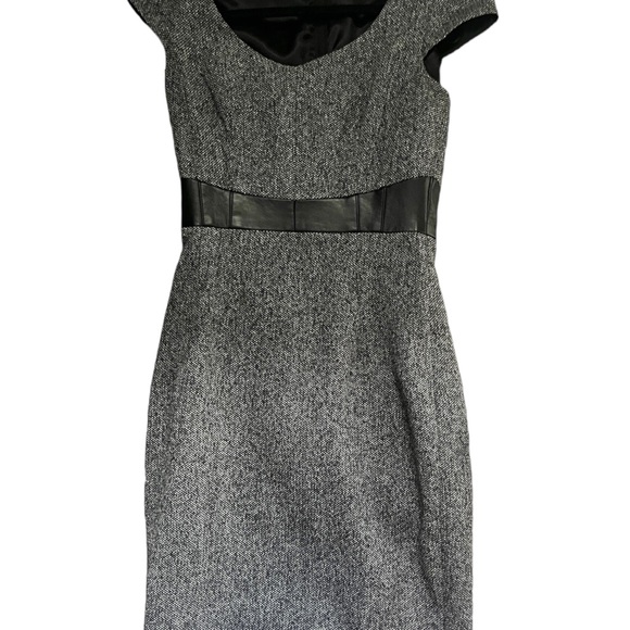 Bin 2C EUC H&M Tweed Dress Sz 4 Cap Sleeves Faux Leather Waist Gray Midi Knee - Picture 8 of 10